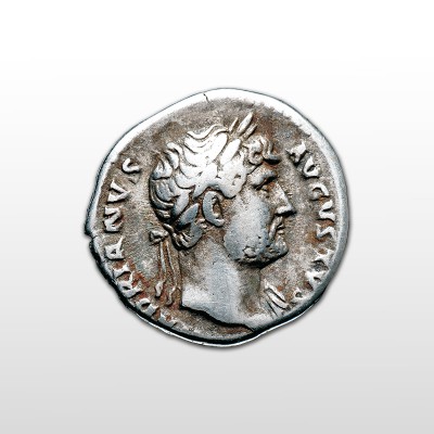 Il volto dell'imperatore Adriano sul denaro d'argento