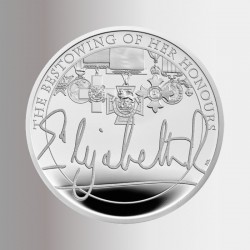 La moneta autentica da 5 sterline firmata dalla Regina Elisabetta II