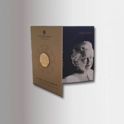 I primi 50 pence di re Carlo con il folder sulla regina Elisabetta II